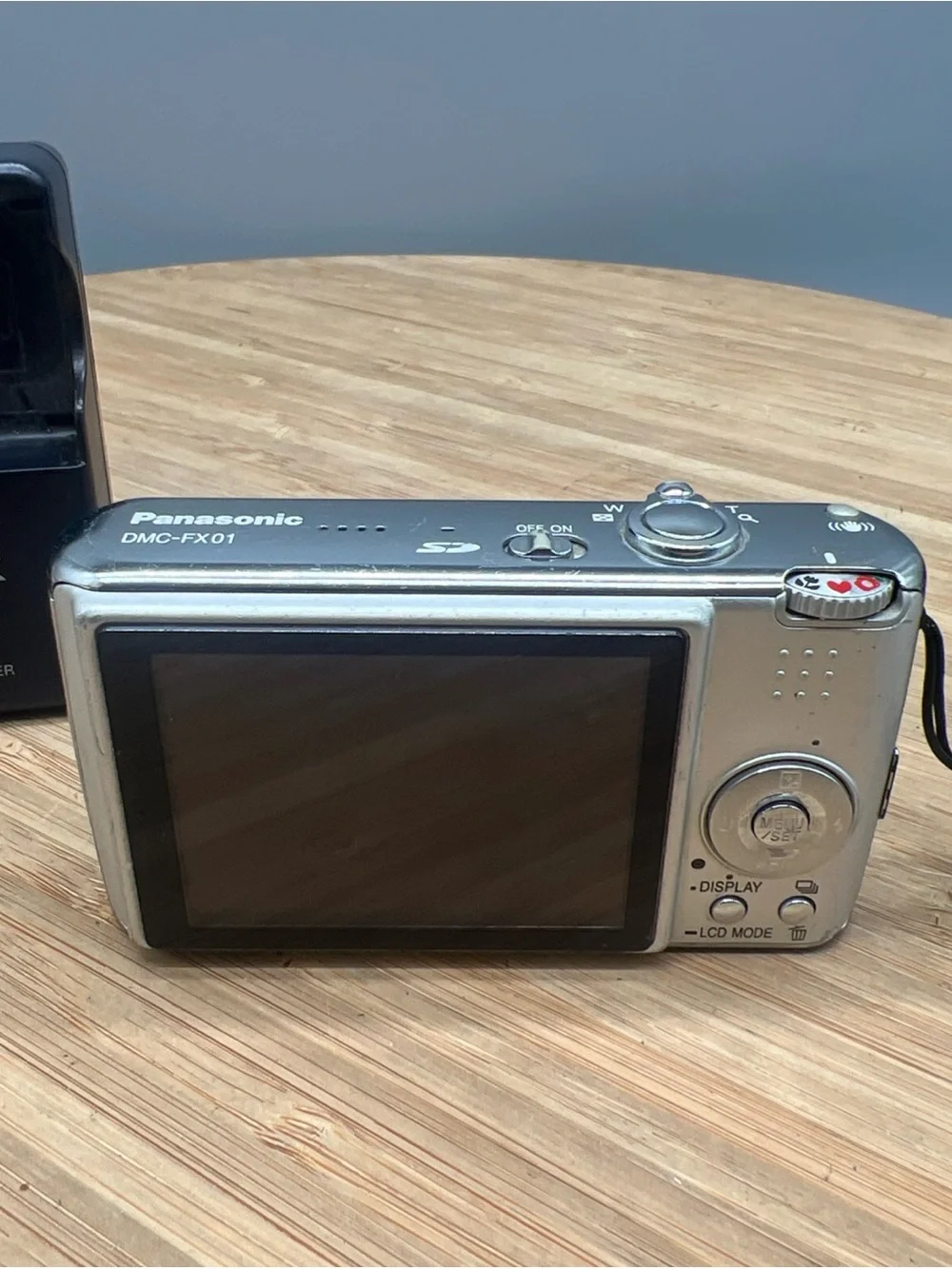 Panasonic Digital Camera Lumix DMC-FX01 6.0MP Silver Tested Full Working Set